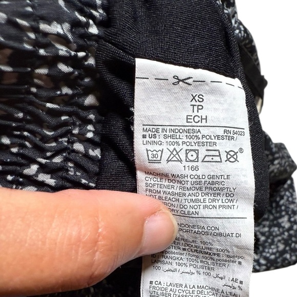 Women’s XS old navy lined running shorts in excellent like-new condition - Picture 3 of 4